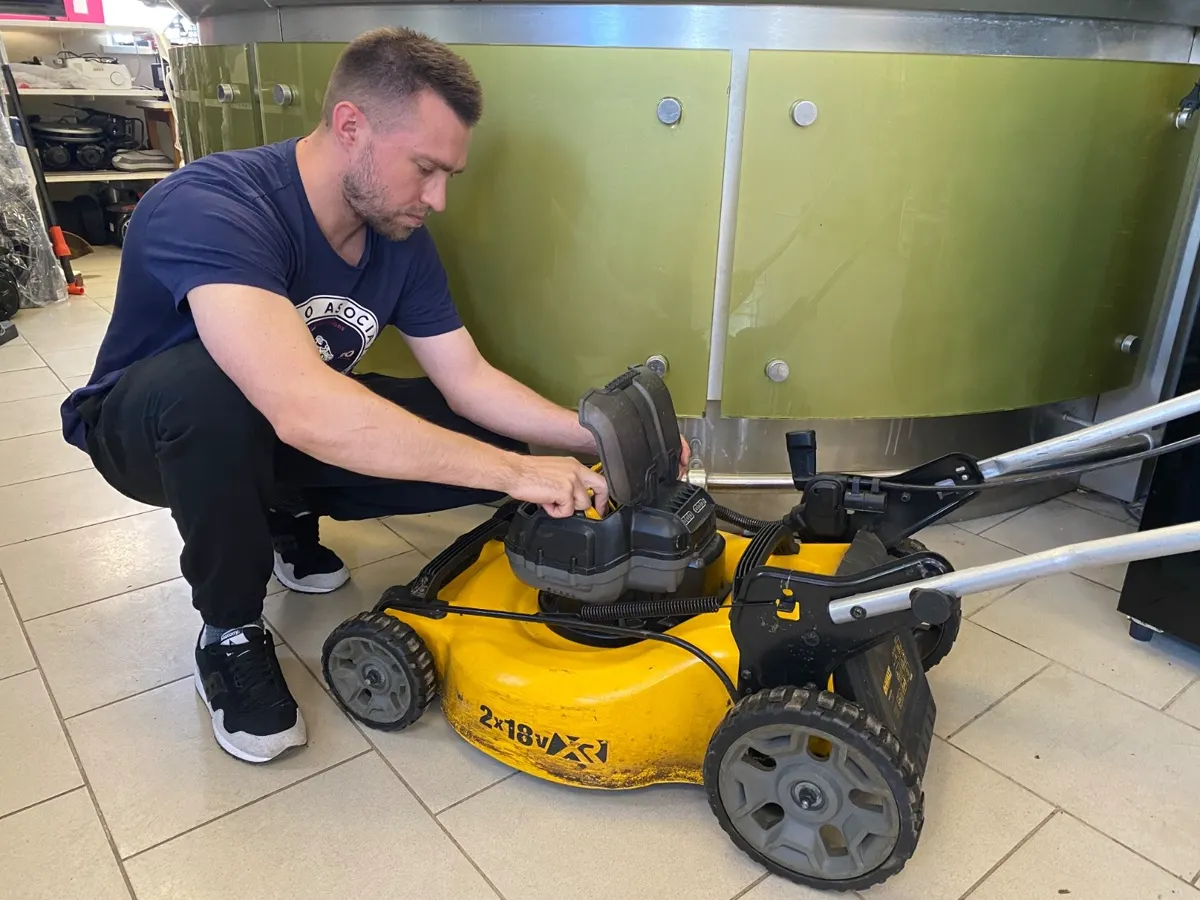 Ремонт аккумуляторной газонокосилки DeWalt 2×18V