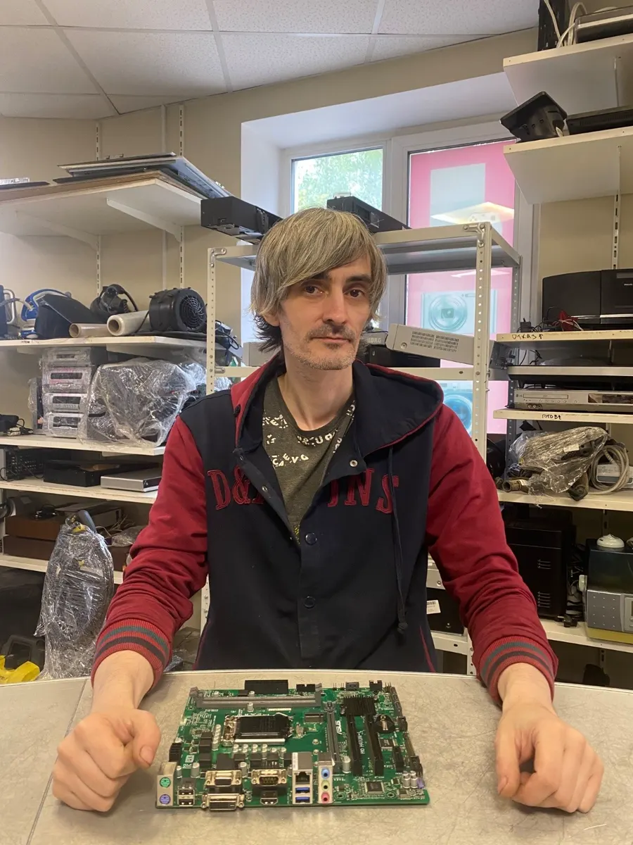 Мастер с материнской платой ASUS в мастерской